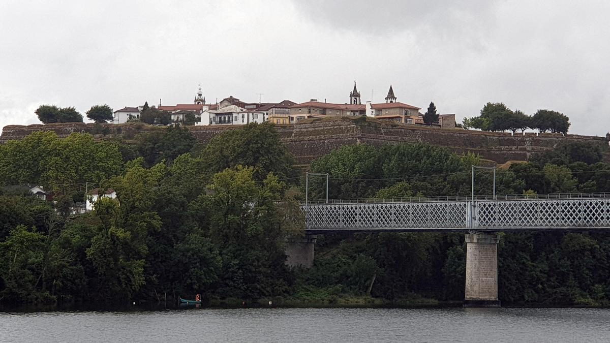 Vista de Valença y del puente internacional desde Galicia.