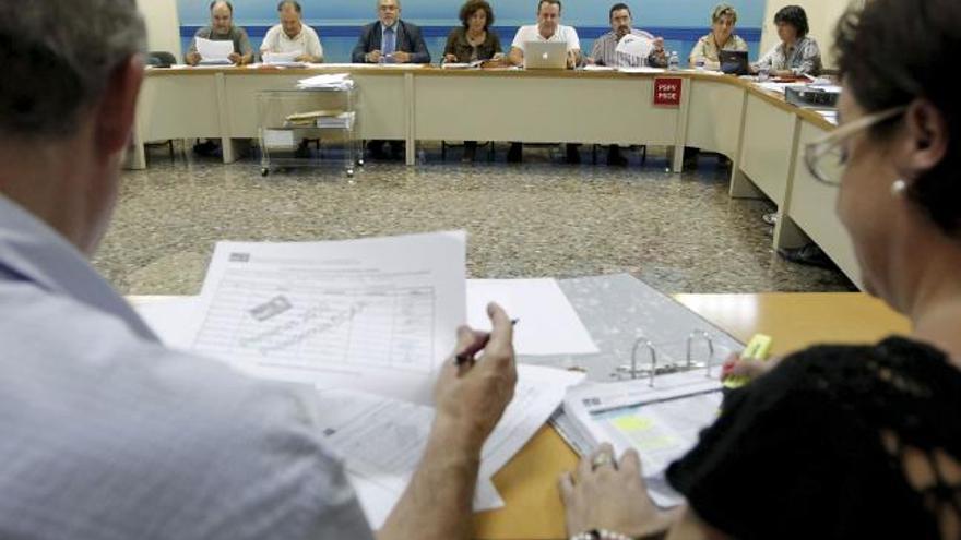 Miembros del PSPV realizan el recuento de avales de los candidatos a las primarias del partido con motivo de las próximas elecciones autonómicas y municipales.