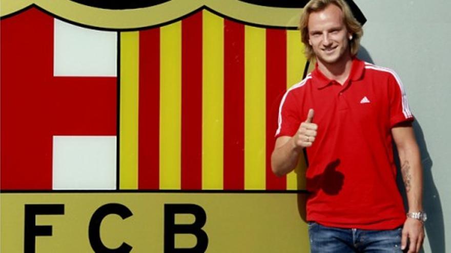 Rakitic posa ante el escudo del FC Barcelona