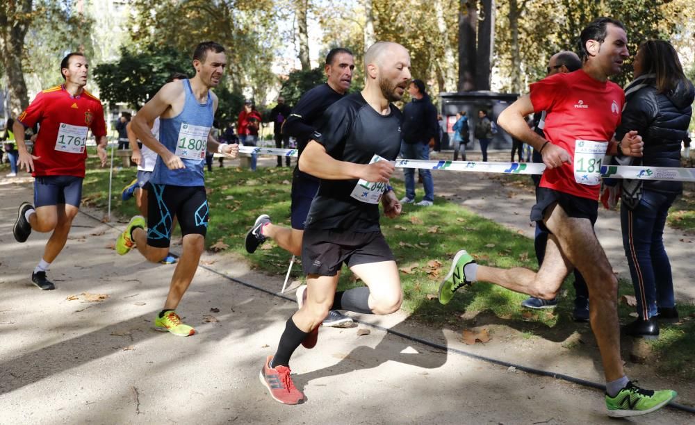 Más de 1.100 jóvenes atletas desafían a las bajas temperaturas para participar en la tradicional carrera de cross escolar.