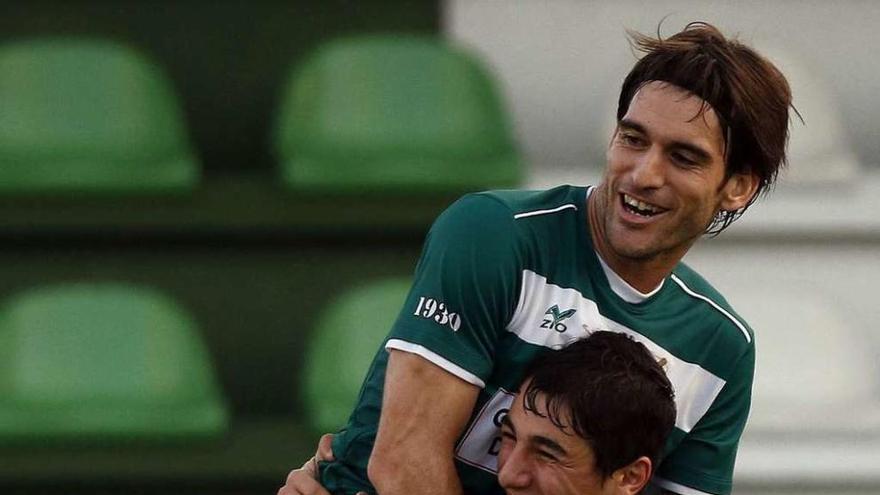 Ortiz y Santi Comesaña celebran uno de los goles, ayer en el campo de O Vao. // Ricardo Grobas