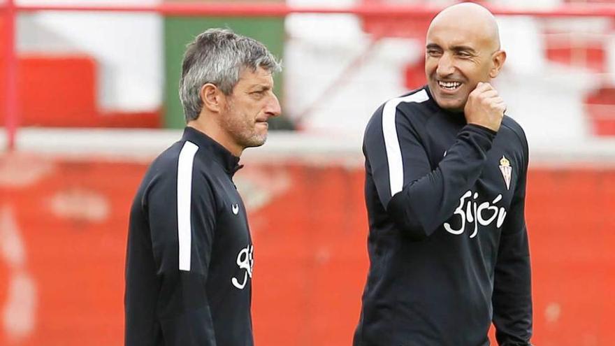 Abelardo, a la derecha, bromea con Iñaki Tejada en un entrenamiento.