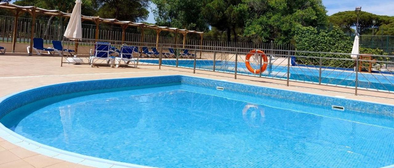 Zona de piscinas de una urbanización, preparadas ya para el verano.