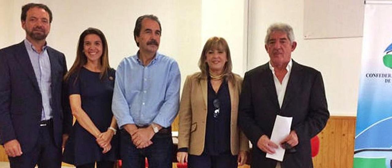 De izquierda a derecha, Juan de León, Ana Oncina, Rafael Morales, Beatriz Salazar y Francisco Martínez, miembros de la directiva de la CEL. | | LP/DLP