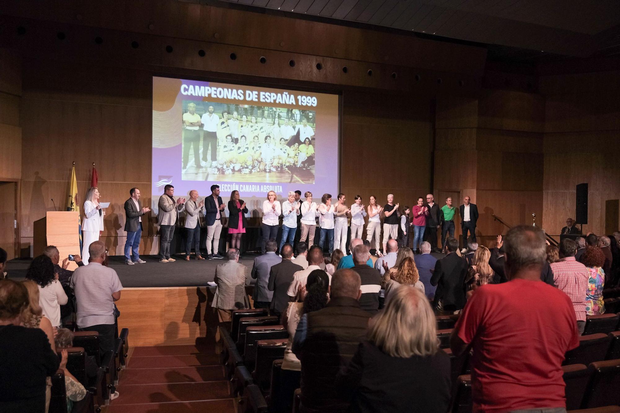 El fútbol femenino canario distingue a las pioneras