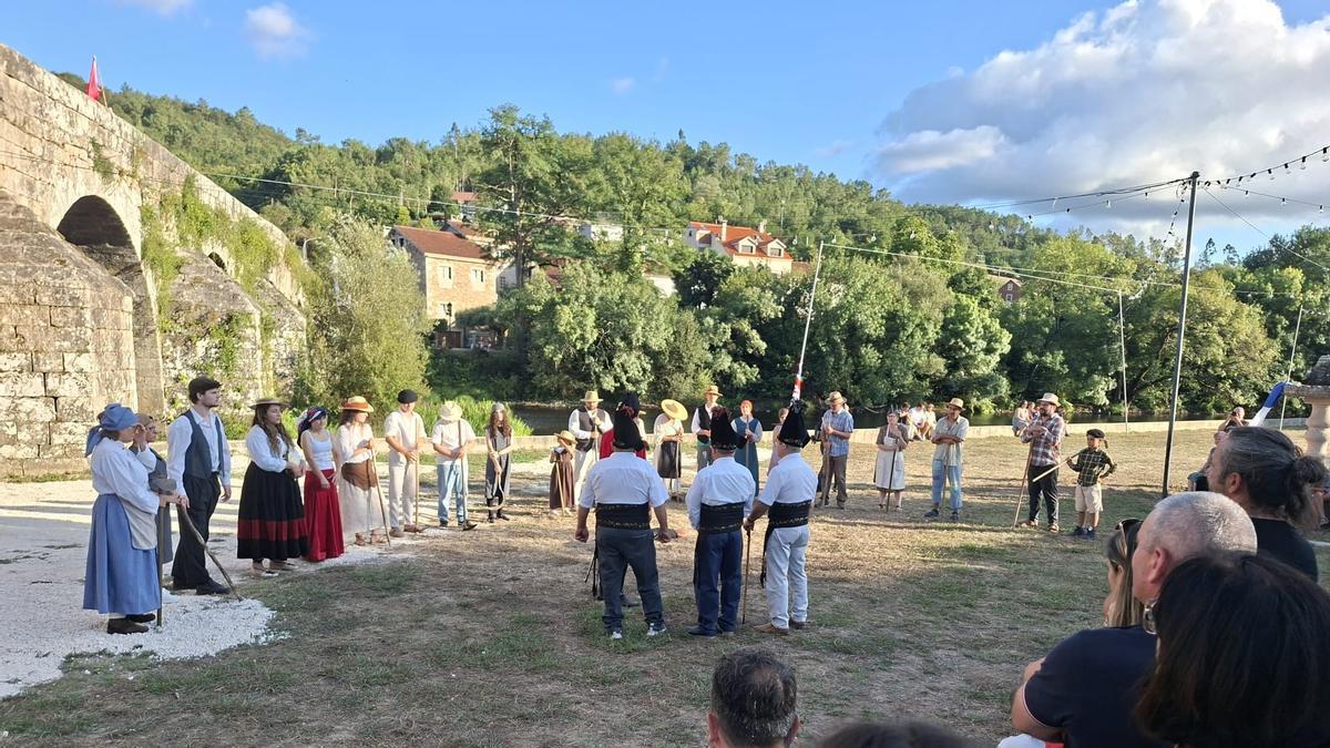 Un momento de la visita teatralizada en Ponte Ledesma (Boqueixón).