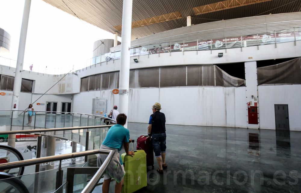 La central presenta un estado de dejadez total con suciedad acumulada y llena de desperfectos