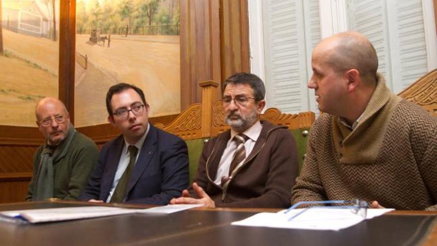 De izquierda a derecha, José Ignacio Regueras (CEB), el ganador de la beca, Pedro Alfonso de Diego, el alcalde de Benavente, Saturnino Mañanes, y el presidente de Ledo del Pozo,  Rafael González.