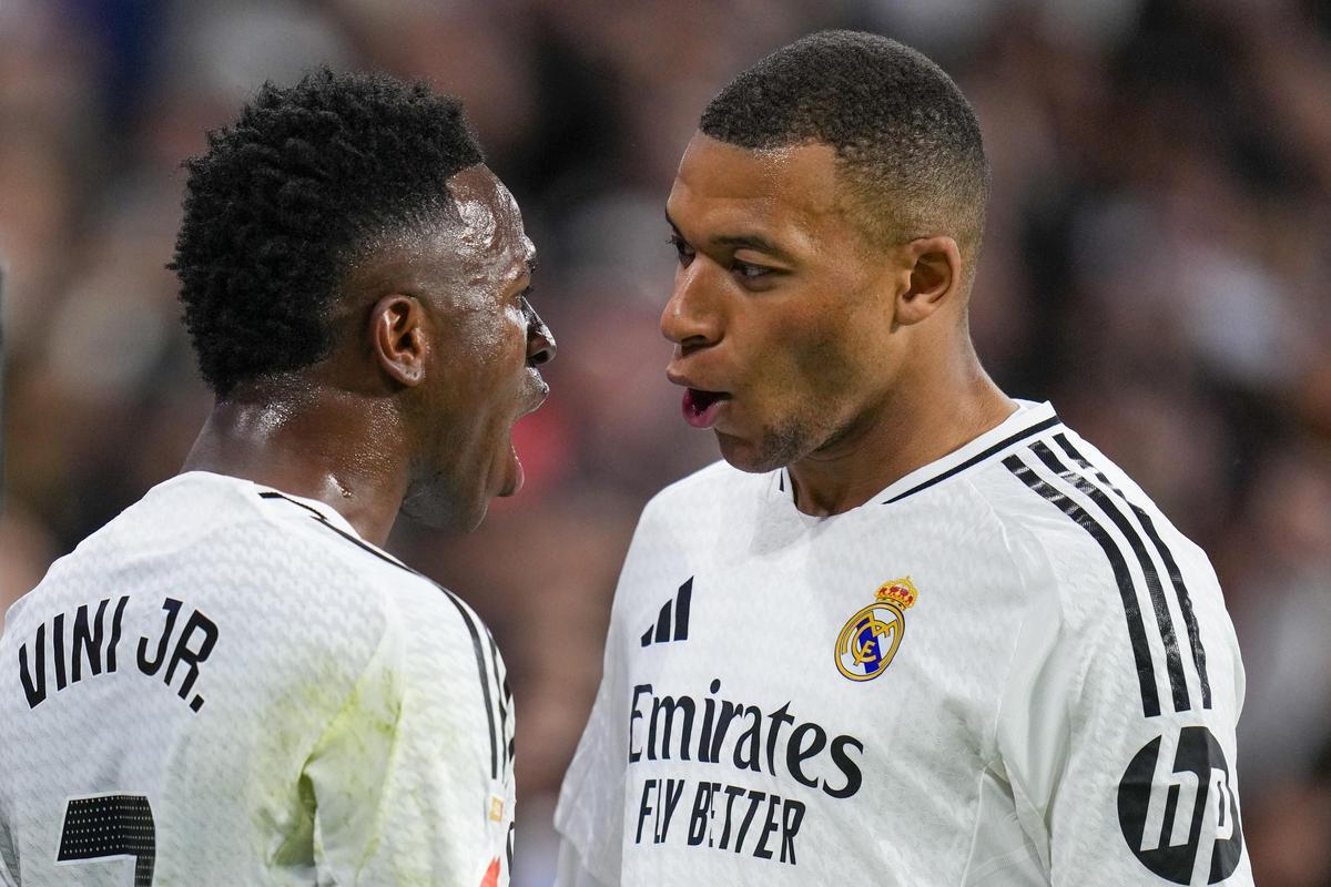 Vinicius Junior y Kylian Mbappé celebran el gol anulado al Real Madrid en el clásico.