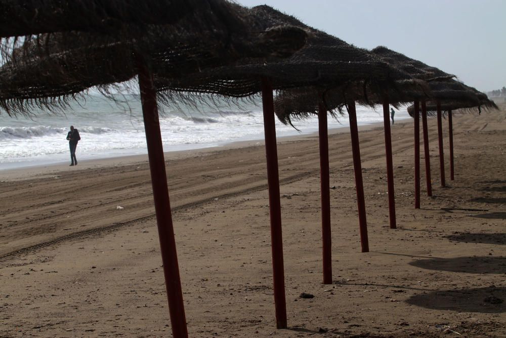 En las playas que hace apenas tres días acogían a numerosas personas tomando el sol e incluso bañándose, el temporal asociado a la borrasca las ha dejado desiertas.