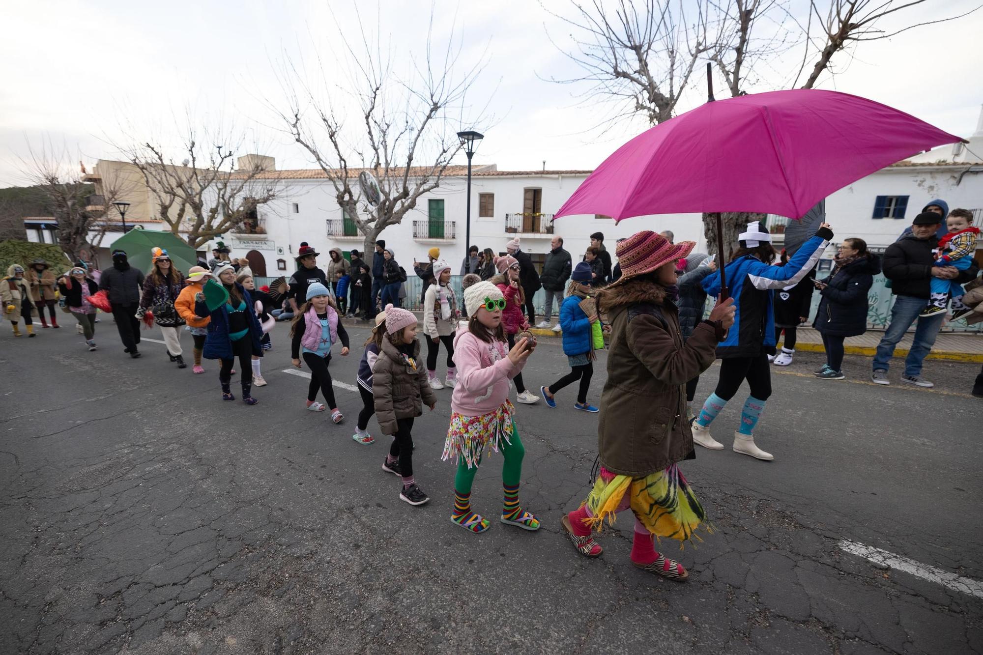 Mira aquí las imágenes de la rúa de carnaval en Sant Joan