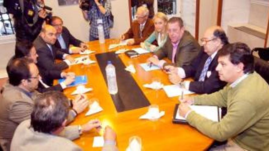 Reunión sin cascos, sánchez, ni espinosa. Las comisiones gestoras del PPy de Foro Asturias se reunieron ayer en la Junta General del Principado, como recoge la fotografía. No acudió ninguno de los líderes.
