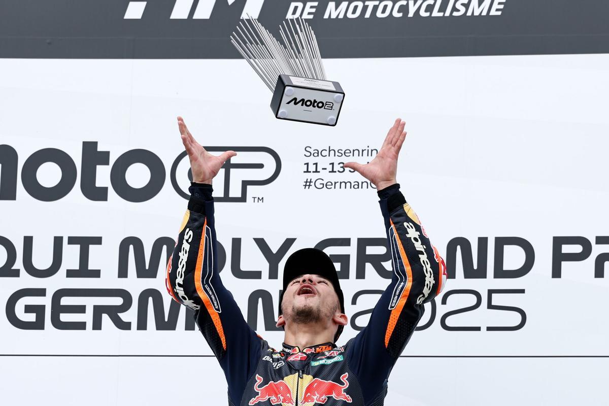 El turco Deniz Öncü suma su segunda victoria y el líder salva una situación comprometida