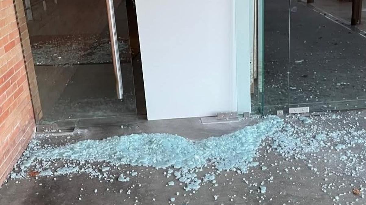 Restos de una luna rota del Pabellón polideportivo de Villanueva del Duque.