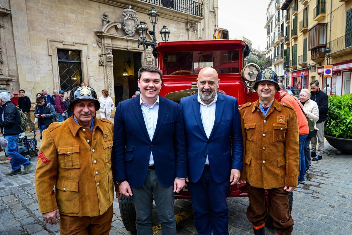 Presentan el primer vehículo de los Bomberos que circuló por Palma tras someterse a una restauración Presentan el primer vehículo de los Bomberos que circuló por Palma tras someterse a una restauración