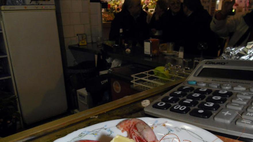 Una ración de gamba roja servida en el Mercado de Dénia esta mañana