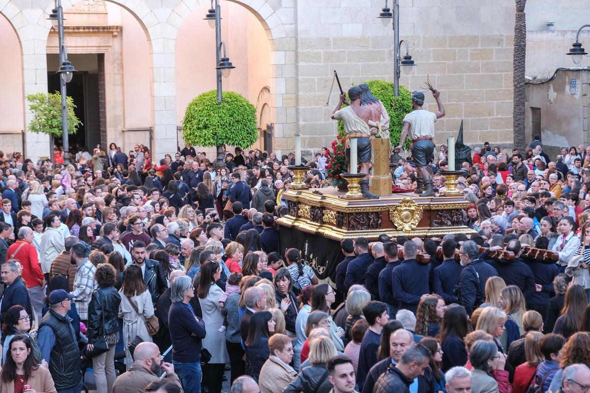 El paso de La Flagelación durante la procesión de La Pasión de Cristo, Crevillent.