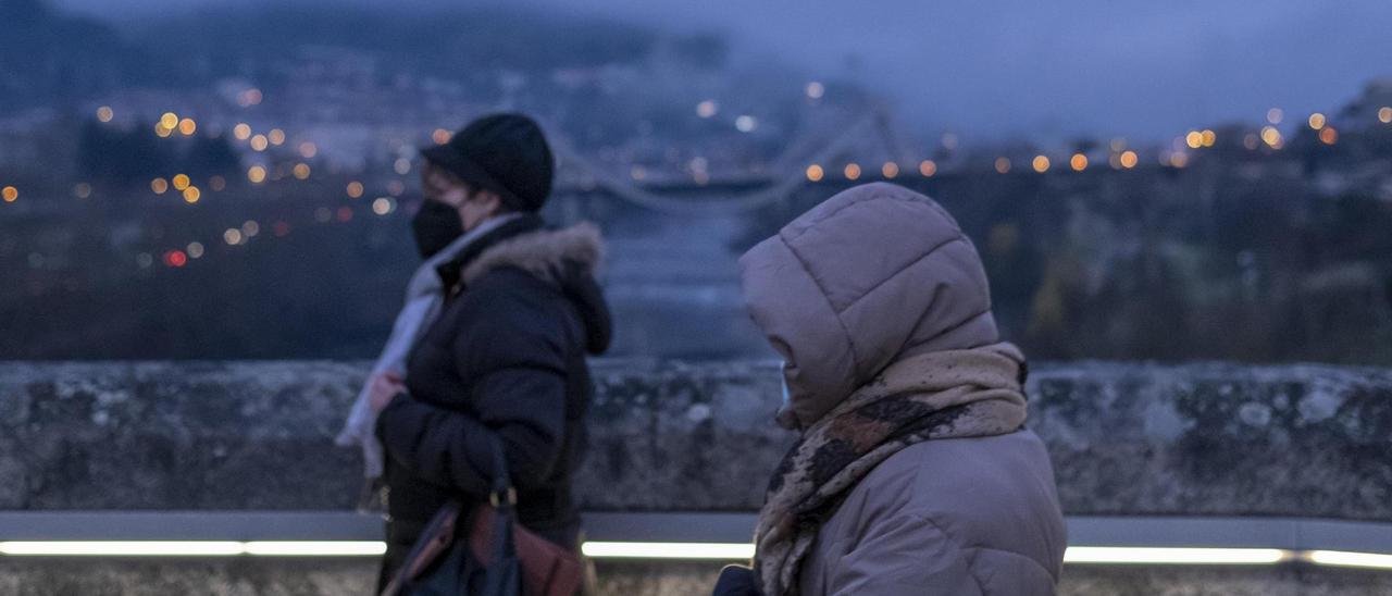 Personas paseando por Ourense bajo las frías temperaturas del invierno.
