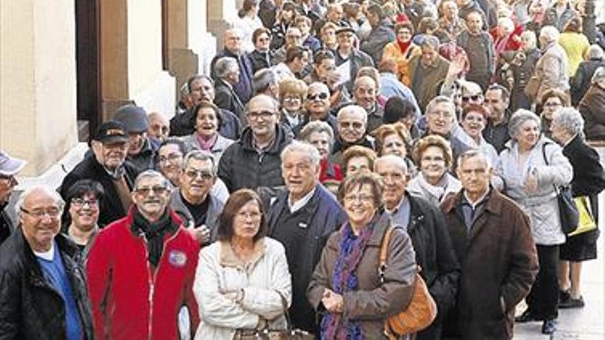 La plaza Mayor, un río de gente para tener el ‘llibret’