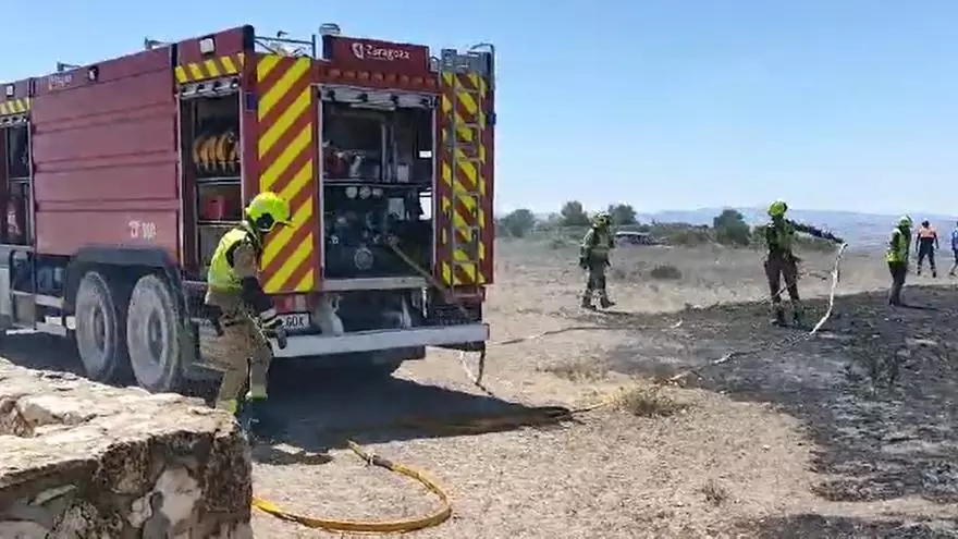 Vídeo | Los bomberos sofocan un conato de incendio forestal en María de Huerva