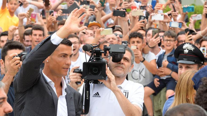 Primer baño de masas de Cristiano Ronaldo en Turín