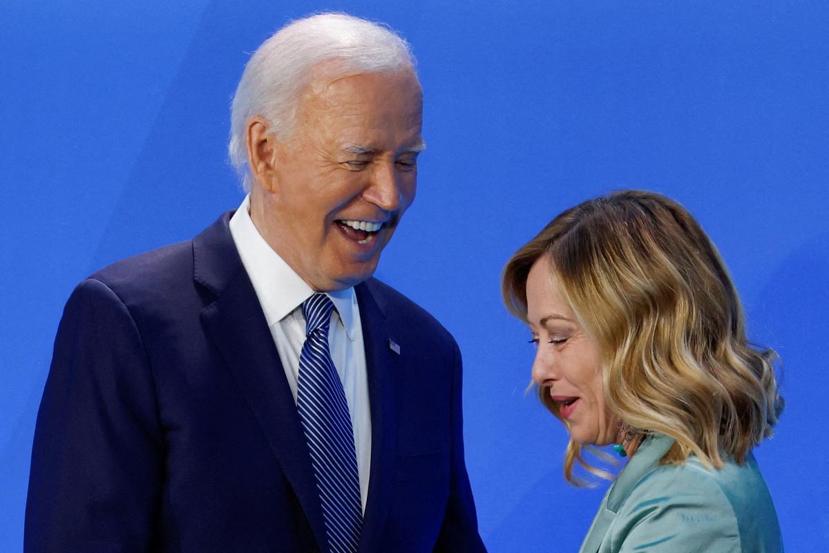 El presidente de Estados Unidos, Joe Biden, saluda a la primera ministra de Italia, Giorgia Meloni, mientras asisten a la cumbre del 75 aniversario de la OTAN en Washington, Estados Unidos, el 10 de julio de 2024.