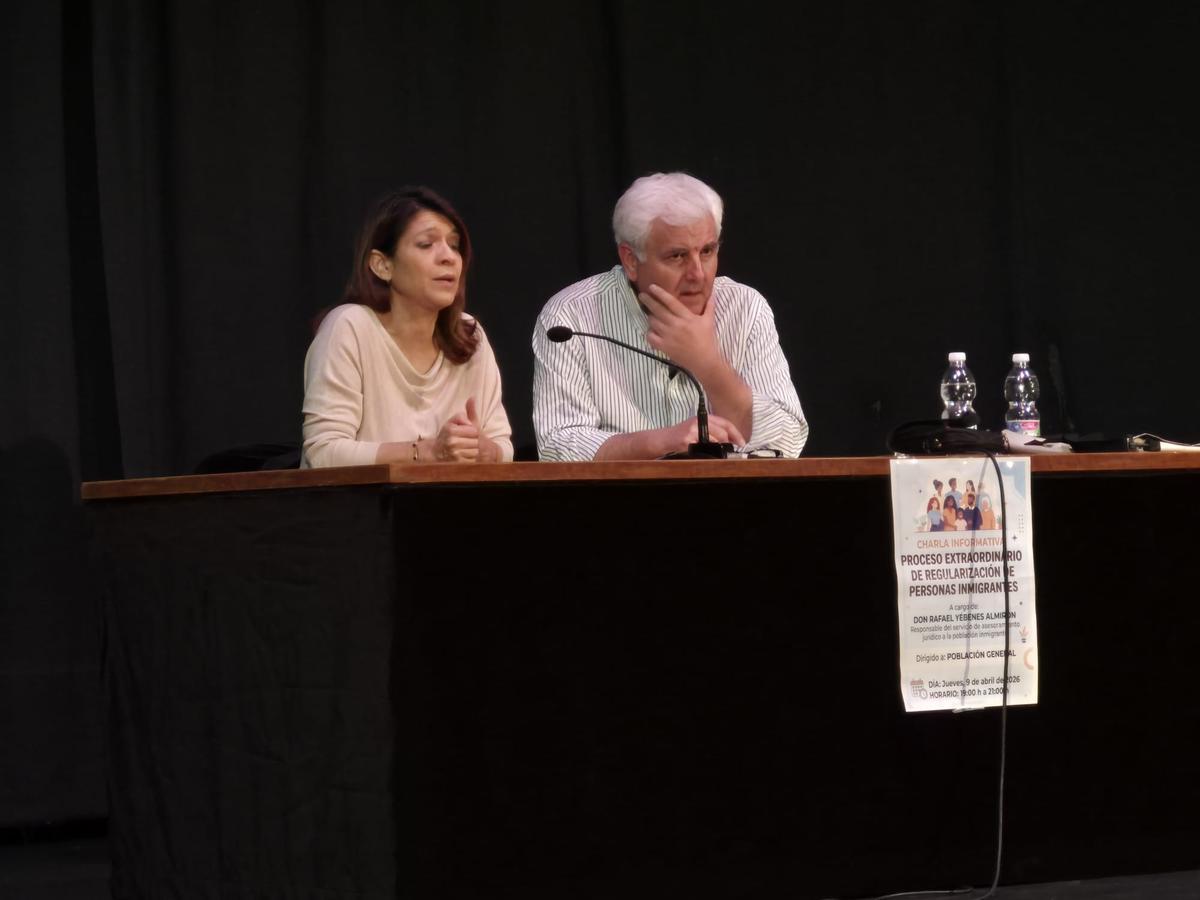 Charla informativa sobre el proceso de regulariación celebrada en el Cinestudio Municipal de Cabra.