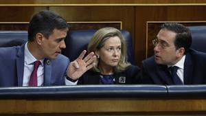 Pedro Sánchez conversa con la vicepresidenta primera y ministra de Economía Nadia Calviño y el ministro de Exteriores José Manuel Albares durante un pleno del Congreso.