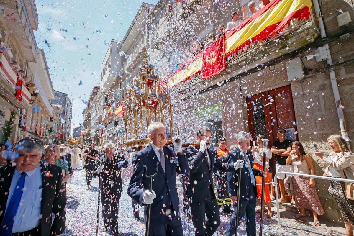 Ponteareas celebra la procesión del Corpus Christi con 35 alfombras florales Ponteareas celebra la procesión del Corpus Christi con 35 alfombras florales