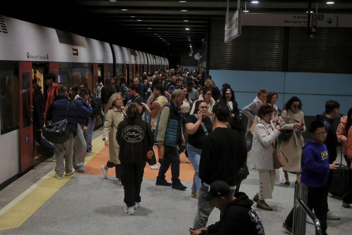 Valencia. Estación de metro de Xativa. Congestión de pasajeros. Aglomeración de público. MetroValencia FGV Ferrocarrils de la Generalitat VLC