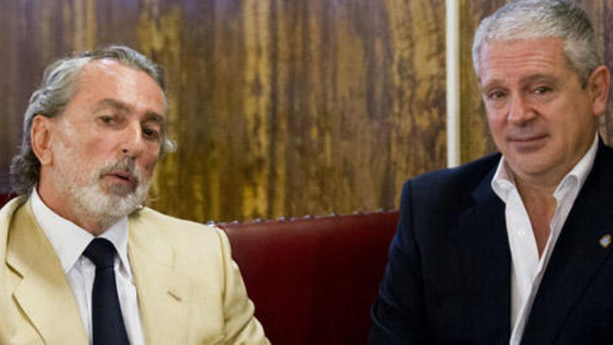 Francisco Correa, junto a Pablo Crespo, durante el juicio por los contratos de Fitur en València. Foto: Germán caballero