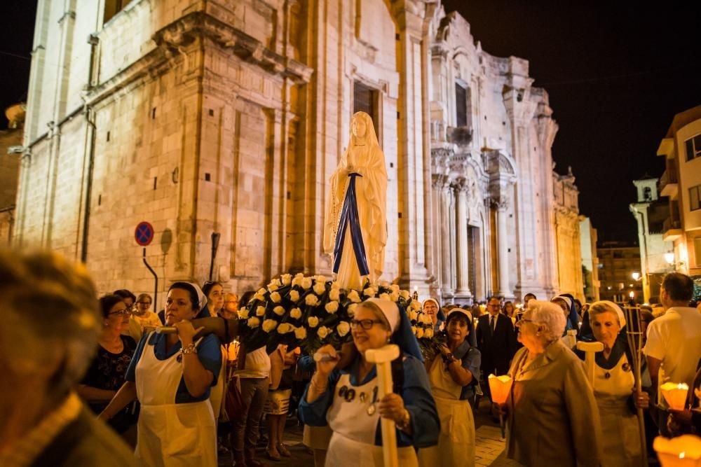 Decenas de personas reciben las reliquias de Santa Bernadette con esperanza de buscar curación o alivio a sus males en la Santa Iglesia Catedral de Orihuela