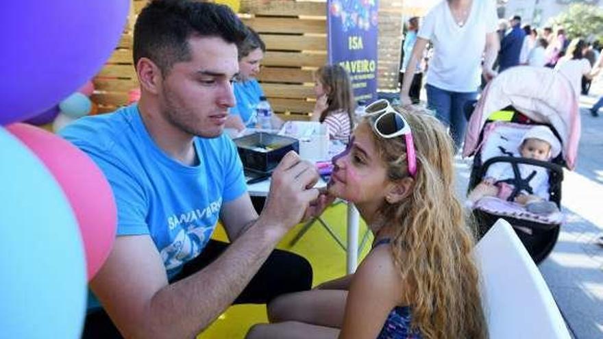 Posado final del desfile que tuvo lugar ayer y en el que se mostraron las últimas tendencias en peinados, maquillaje y tocados. Abajo, uno de los estands de la cita. // Gustavo Santos