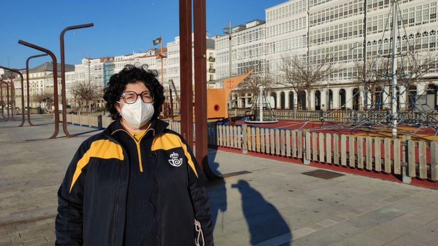 Paloma Martínez, cartera en A Coruña, protagoniza un vídeo de Correos para promocionar el Camino Inglés