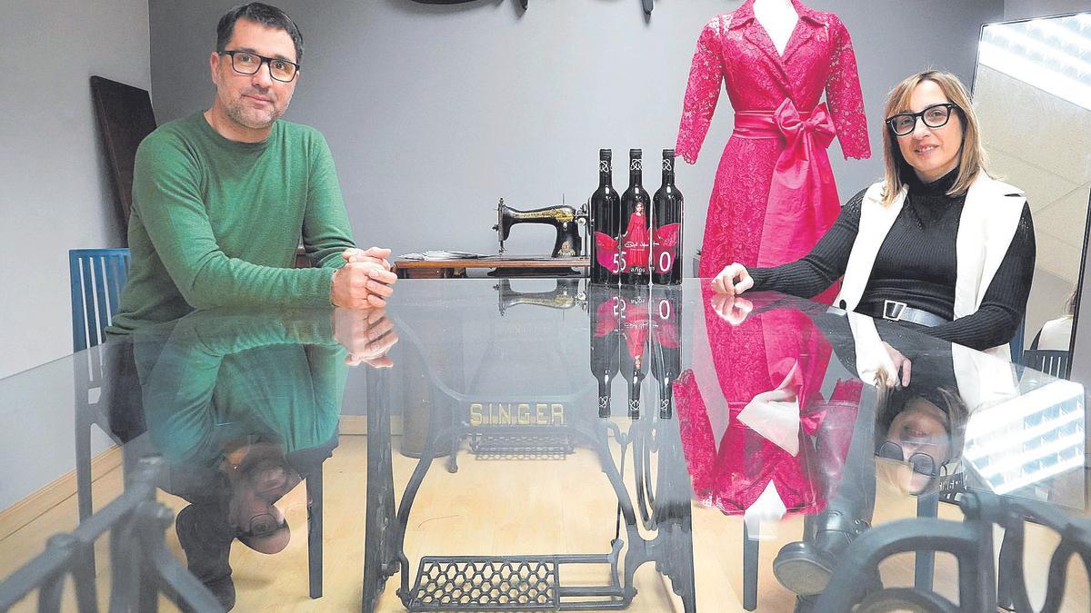 Miguel y Elena Iglesias, propietarios de Kabanayen, junto a uno de sus diseños.