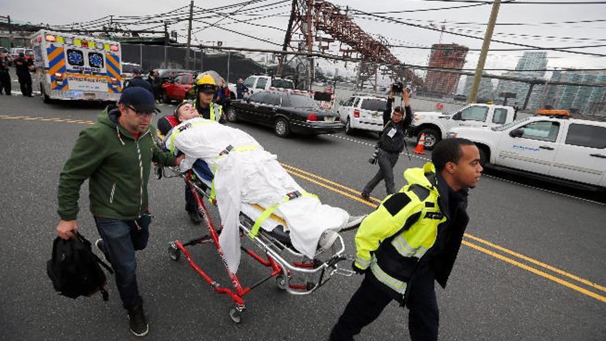 Un muerto y cien heridos en un accidente de tren en EE UU