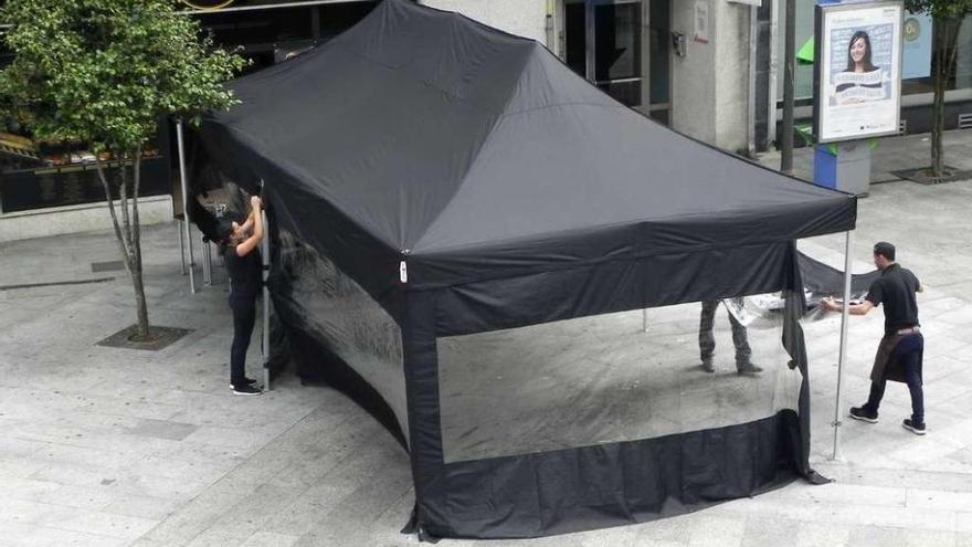 Personal del establecimiento recoge la pérgola que cubría la terraza. // Noé Parga