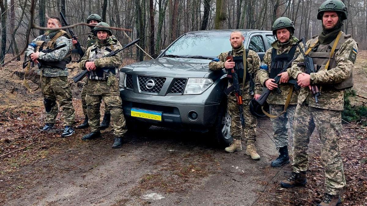 Centenares de seguidores del Dinamo de Kiev, el equipo más laureado de Ucrania, han cambiado las bufandas, las bengalas y las pancartas por los uniformes militares, los drones y las armas, y combaten contra el invasor ruso junto al Ejército de su país