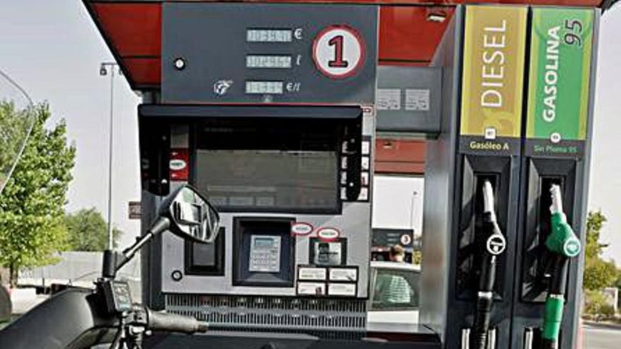 Las gasolineras suben precios. | EFE/J.C. HIDALGO