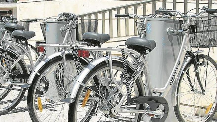 El Consistorio aprueba un reglamento para favorecer el préstamo de las bicicletas que la Junta instaló en 2009