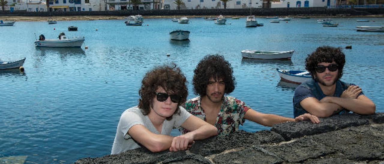 Los tres músicos que integran Los Vinagres, ayer el Charco de San Ginés, horas antes del concierto que ofrecieron en Arrecife.