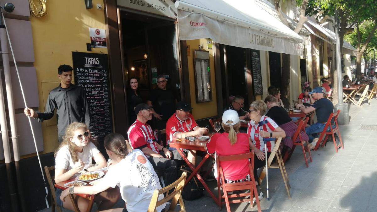 Aficionados del Athletic Club de Bilbao visitan Sevilla para el encuentro de la final de la Copa del Rey que su equipo disputará el próximo sábado contra el Real Club Deportivo Mallorca en el estadio de La Cartuja.