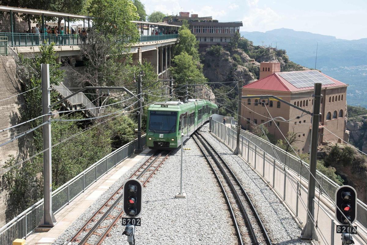 Un tren cremallera arriant a Montserrat