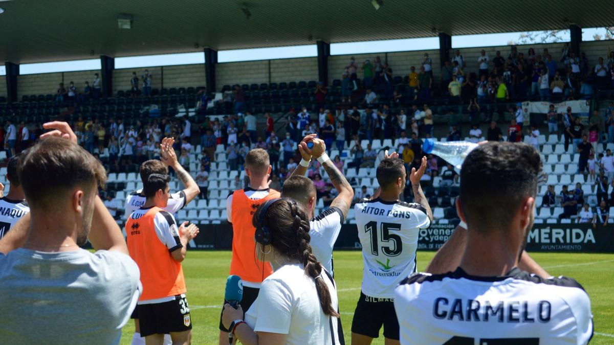 Los jugadores del Mérida agradecen al final el apoyo de sus aficionados.