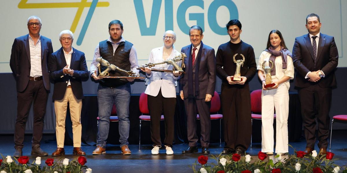De izquierda a derecha, Rogelio Garrido, Manel Fernández, Jesús Guzmán,
Susana Rodríguez Gacio, Abel Caballero, Joel Ribeiro, Lindia Pousa y Manuel Alonso.