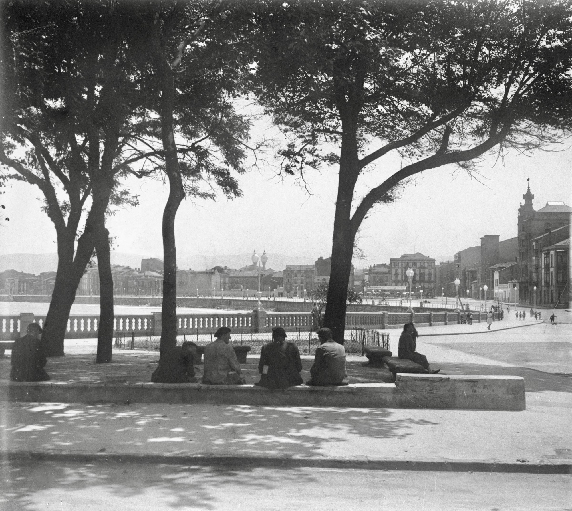 Vista del Muro desde el Campo Valdés. Gijón/Xixón, h. 1945. Col. Muséu del Pueblu d’Asturies