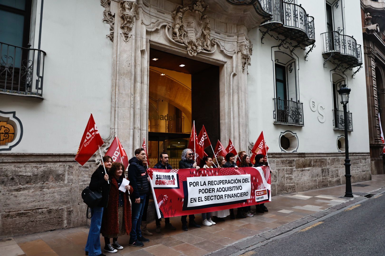 Los empleados de banca protestan ante la sedes de las entidades en València para reclamar una subida de sueldo