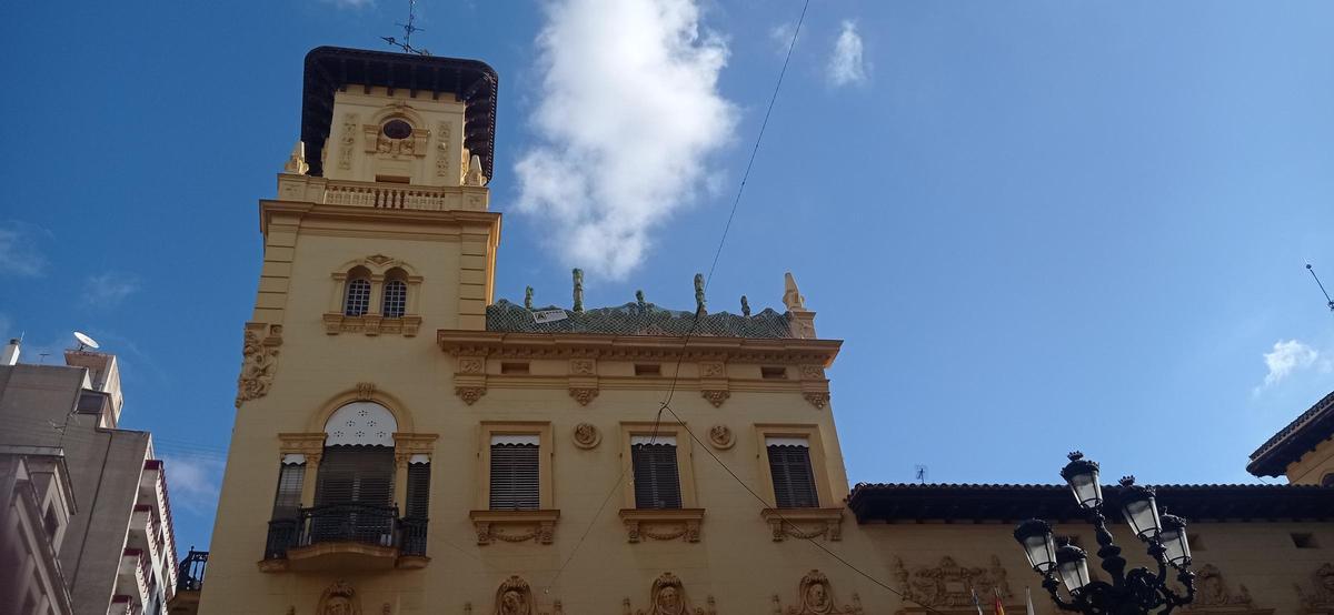 Imagen frontal del edifico con la balaustrada que se rehabilita.