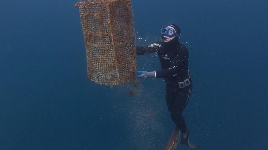 Retiren arts de pesca perduts a diferents punts del fons marí del Port de la Selva