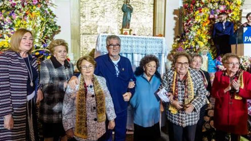 Las camareras de la Virgen del Sufragio con el presidente de la Comisión.